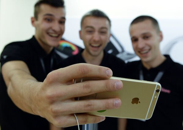Покупатели знакомятся с функциями новых смартфонов Apple iPhone 6 и iPhone 6 plus