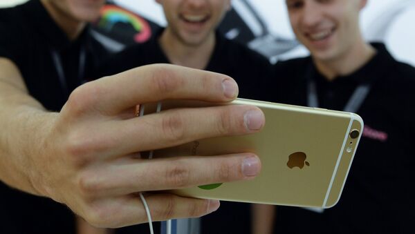 Покупатели с новыми смартфонами Apple iPhone 6 и iPhone 6 plus