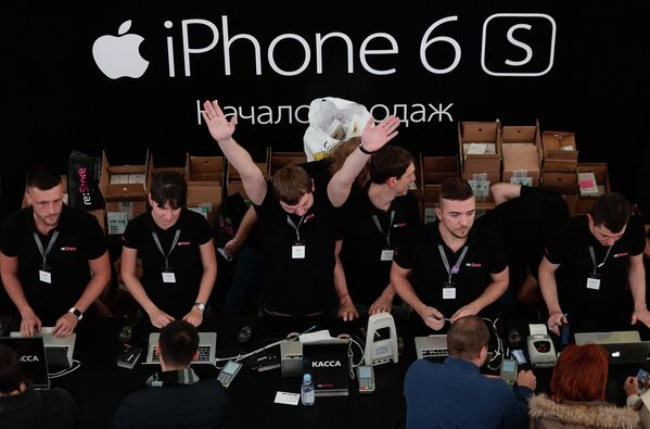Покупатель оплачивают покупки новых смартфонов Apple iPhone 6