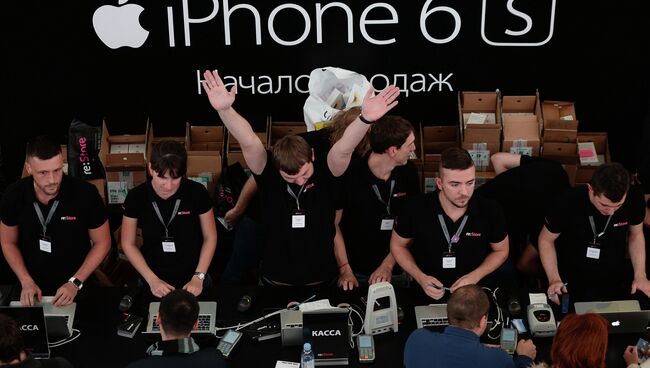 Покупатель оплачивает покупки новых смартфонов Apple iPhone 6. Архивное фото