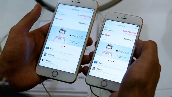 Покупатель знакомится с функциями Apple iPhone 6 и iPhone 6 plus. Архивное фото