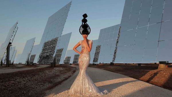 Модель Джессика Мин Ан во время показа дизайнера Hoang Hai на солнечной электростанции в рамках J Summer Fashion show. 2015 год
