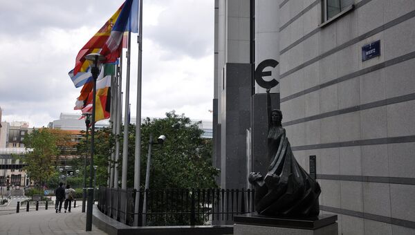 Скульптура европейской валюты перед зданием Европейского парламента в Брюсселе. Архивное фото