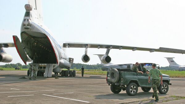 Самолет с российским военнослужащими и техникой разгружаются в аэропорту Сухуми, Абхазия. Архивное фото