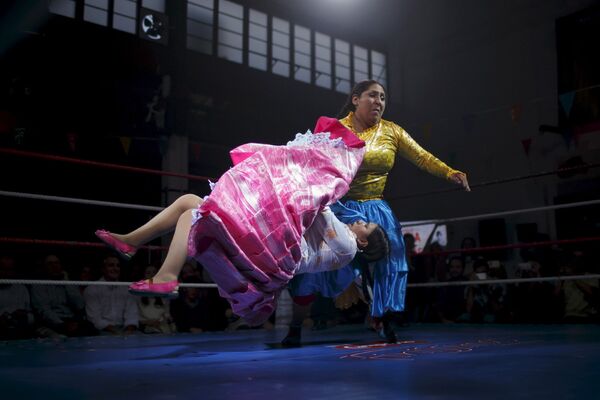Участницы соревнований по боливийской женской борьбе во время боя в Мадриде, Испания
