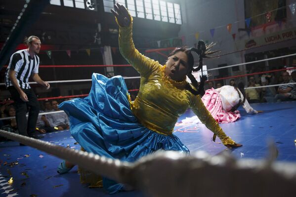 Участницы соревнований по боливийской женской борьбе во время боя в Мадриде, Испания
