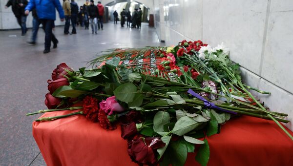 Цветы и свечи на станции Лубянка в память о жертвах теракта 29 марта 2010 года. Архивное фото