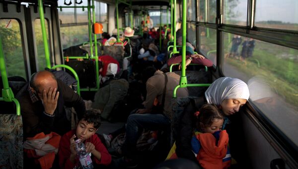 Сирийские беженцы спят в ожидании поезда до Австрии, Венгрия. Архивное фото