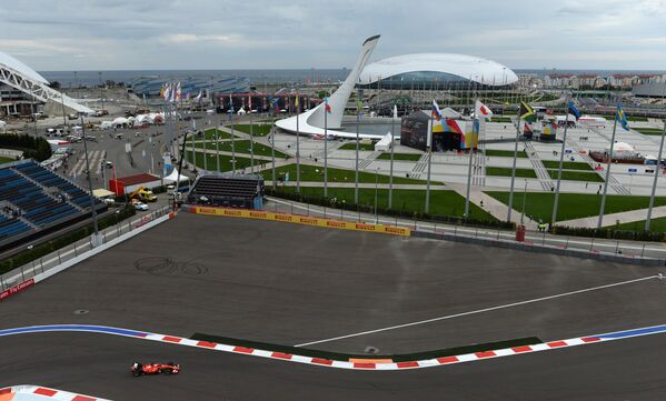 Гонщик команды Феррари Себастьян Феттель принимает участие в первой сессии свободных заездов на российском этапе чемпионата мира по кольцевым автогонкам в классе Формула-1