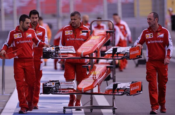 Механики команды Феррари на пит-лейне во время подготовки к первой сессии свободных заездов на российском этапе чемпионата мира по кольцевым автогонкам в классе Формула-1