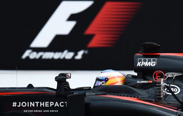 Гонщик команды Макларен Фернандо Алонсо принимает участие в первой сессии свободных заездов на российском этапе чемпионата мира по кольцевым автогонкам в классе Формула-1