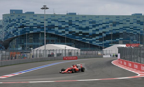 Гонщик команды Феррари Себастьян Феттель принимает участие в первой сессии свободных заездов на российском этапе чемпионата мира по кольцевым автогонкам в классе Формула-1