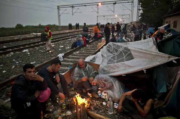 Мигранты из Ирака на вокзале в городе Товарник, Хорватия