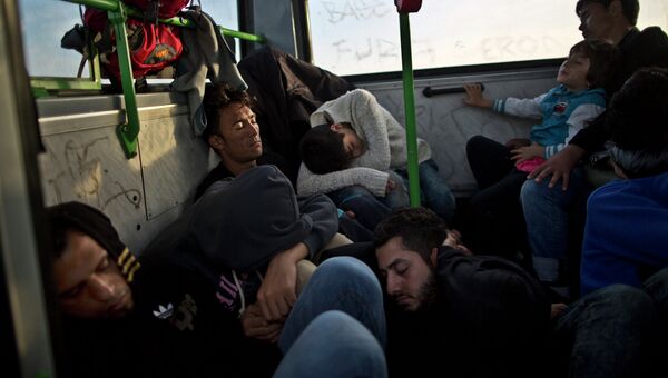 Сирийские беженцы спят в ожидании поезда до Австрии, Венгрия