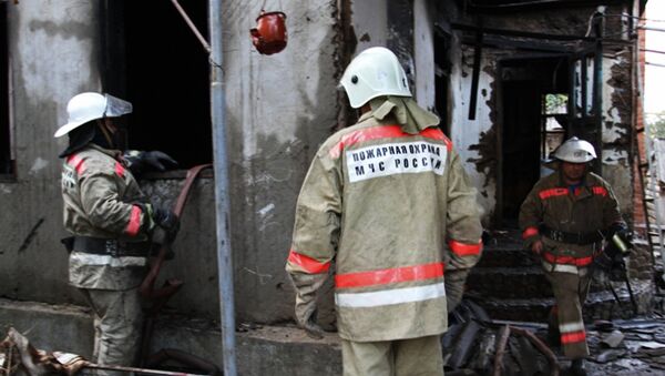 Сотрудники пожарной охраны МЧС России на месте пожара в частном доме. Архивное фото