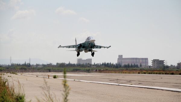 Российский самолет садится в аэропорту Латакии, Сирия. Архивное фото