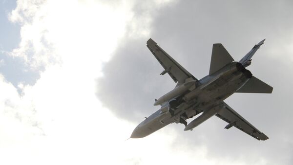 Российский бомбардировщик Су-24 взлетает из аэропорта Латакии, Сирия