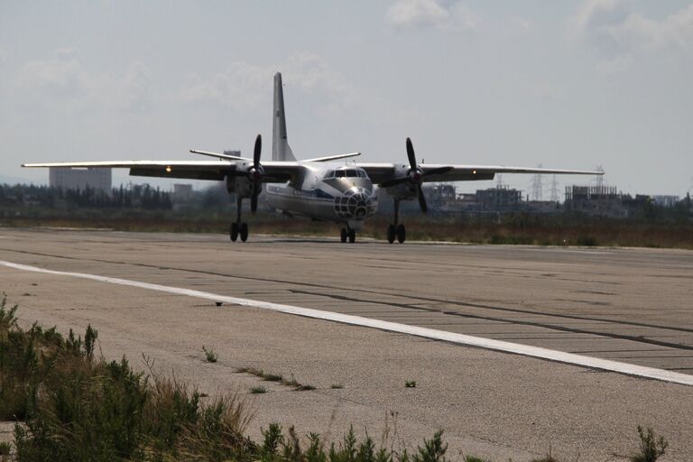 Российский транспортный самолет Ан-32 садится в аэропорту Латакии