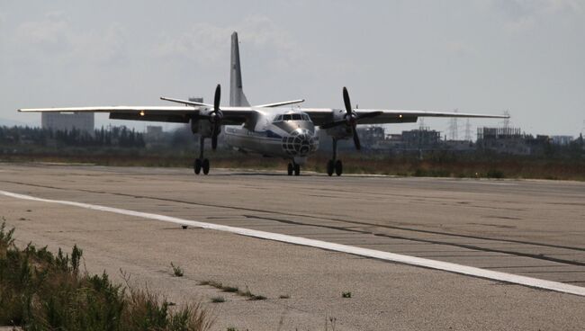 Российский транспортный самолет Ан-32 садится в аэропорту Латакии. Архивное фото