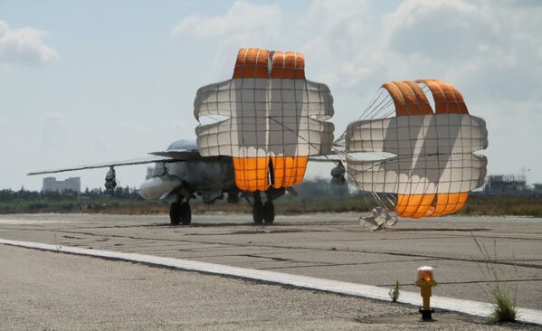 Российский истребитель-бомбардировщик Су-24 садится в аэропорту Латакии