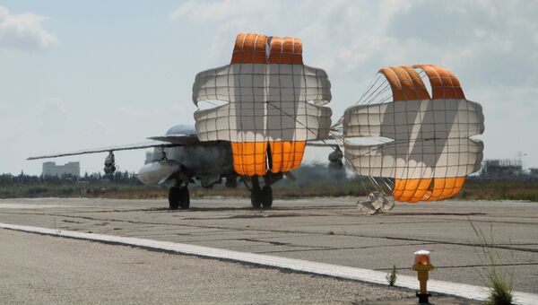 Российский истребитель-бомбардировщик Су-24 садится в аэропорту Латакии