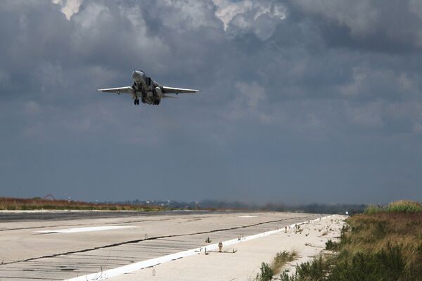 Российский бомбардировщик Су-24 взлетает из аэропорта Латакии