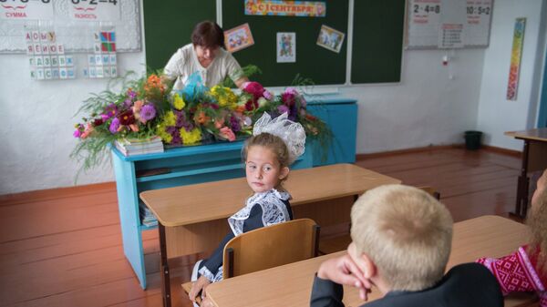 Первоклассники на уроке в школе в селе Кирилино Омской области. Архивное фото