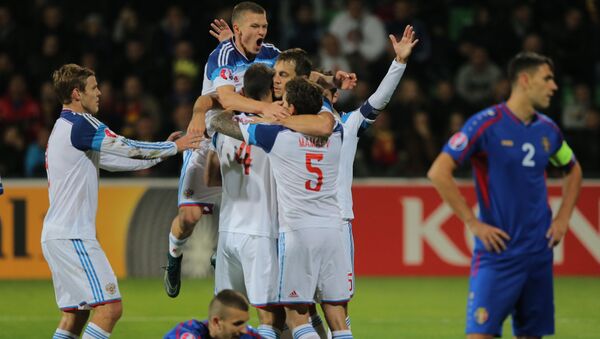 Игроки сборной России по футболу радуются победе над командой Молдавии