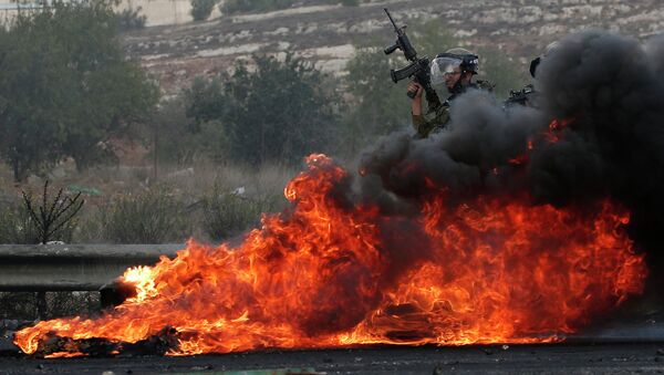 Силы безопасности Израиля рядом с горящим участком дороги