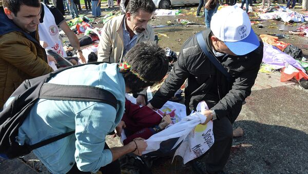 Помощь пострадавшим при взрыве в Анкаре, 10 октября 2015. Архивное фото
