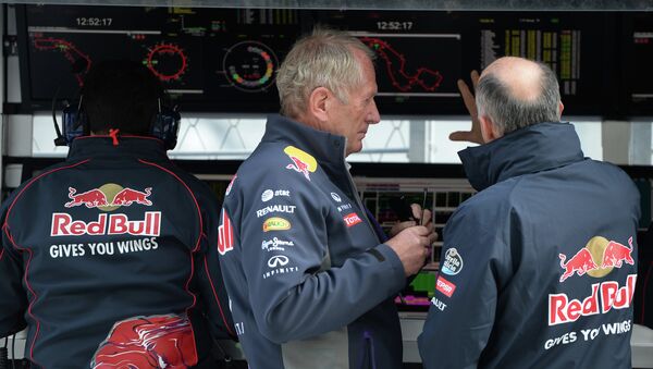 Руководитель команды “Торо Россо” Франц Тост (справа) на питлейне после третьей сессии свободных заездов на российском этапе чемпионата мира по кольцевым автогонкам в классе Формула-1.