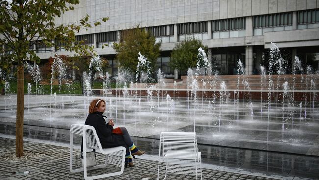 Посетитель пешеходной набережной у ЦДХ на Крымском валу. Архивное фото