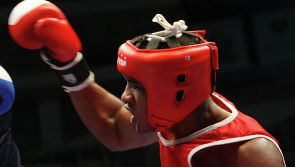 Боксер из Венесуэлы Альфонсо Бланко (в красной форме). Архивное фото