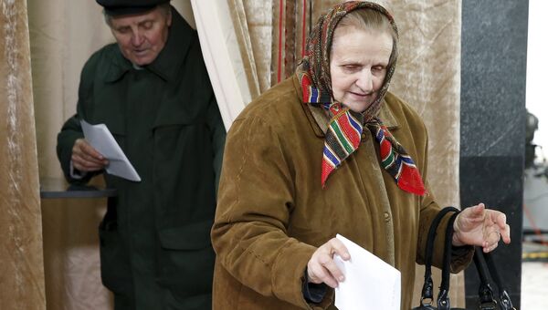 Люди голосуют на президентских выборах в Белоруссии, 11 октября 2015