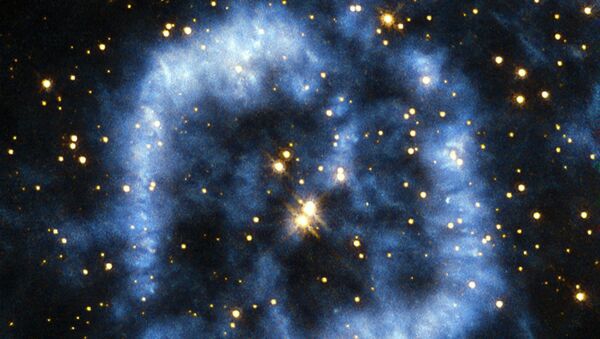 Ученые с помощью космического телескопа Хаббл создали изображение прощальной волны стареющий звезды