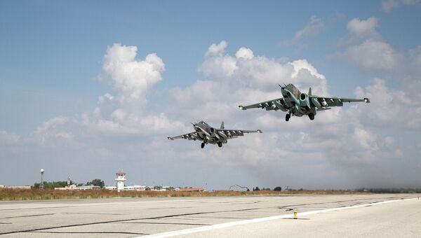 Звено российских самолетов взлетает с авиабазы Хмеймим, Сирия