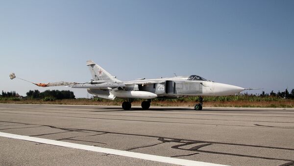 Российский самолет садится на авиабазе Хмеймим, Сирия, после выполнения боевого задания