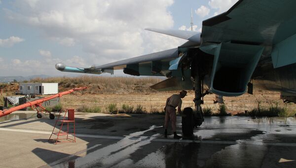 Техник осматривает российский самолет, вернувшийся с задания на авиабазу Хмеймим, Сирия