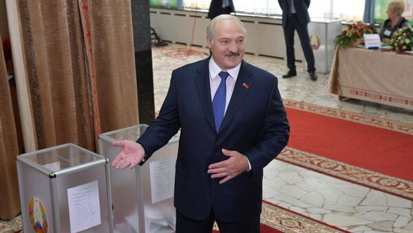 Президент Белоруссии Александр Лукашенко на избирательном участке №1 Центрального района Минска. Архивное фото