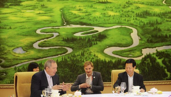 Заместитель председателя правительства РФ Дмитрий Рогозин и секретарь парткома провинции Хэйлунцзян Ван Сянькуй во время совместного обеда