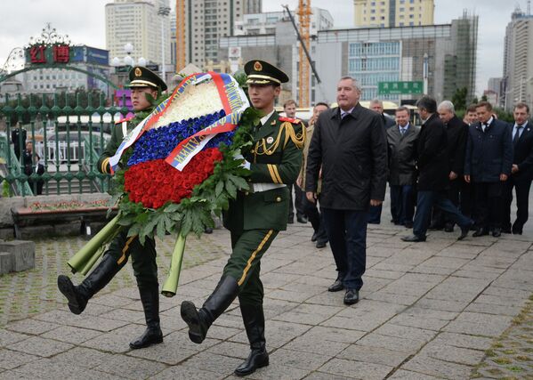 Заместитель председателя правительства РФ Дмитрий Рогозин во время возложения венка к памятнику советским воинам в Харбине