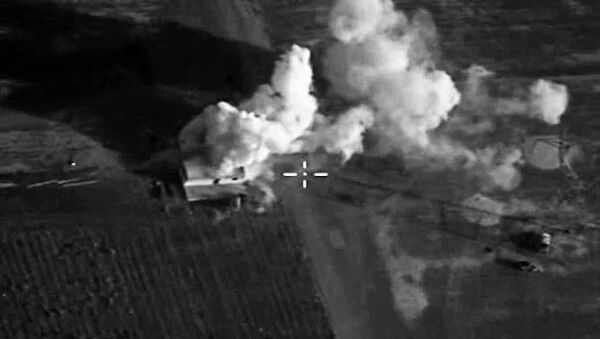 Самолеты ВКС России уничтожили укрепленные позиции боевиков ИГ. Архивное фото