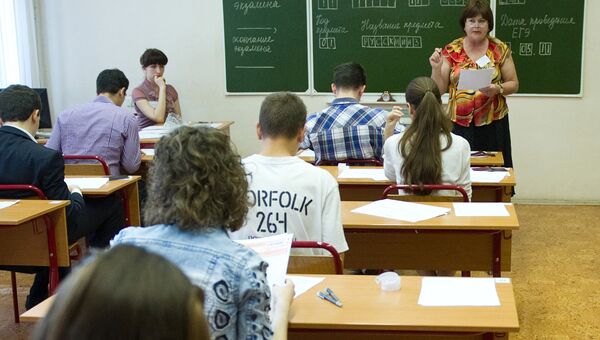 Преподаватель московской школы № 1447 проводит инструктаж учащихся выпускных классов перед сдачей единого государственного экзамена по русскому языку