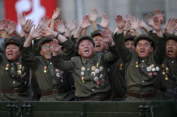 Участники парада, посвященного 70-летию Трудовой партии Кореи, в Пхеньяне, КНДР