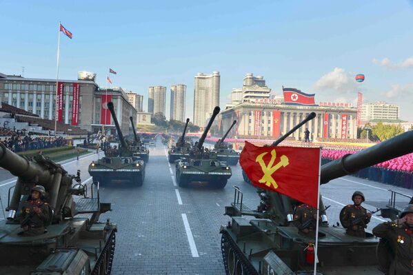Военная техника на параде, посвященном 70-летию Трудовой партии Кореи, в Пхеньяне, КНДР