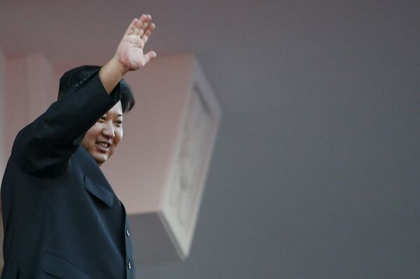 Лидер Северной Кореи Ким Чен Ын приветствует участников парада, посвященного 70-летию Трудовой партии Кореи, в Пхеньяне, КНДР