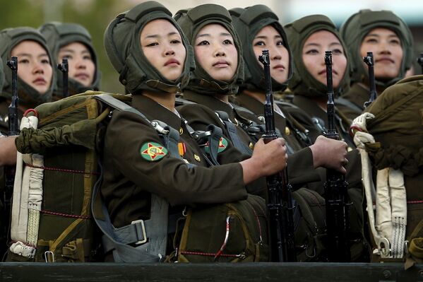 Участницы парада, посвященного 70-летию Трудовой партии Кореи, в Пхеньяне, КНДР