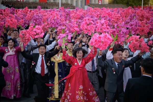 Участники торжеств по случаю 70-летия Трудовой партии Кореи в Пхеньяне, КНДР