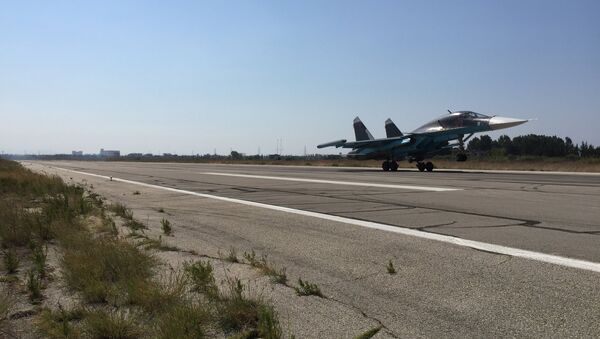 Российские самолеты садятся на аэродроме Хмеймим в Сирии после выполнения боевого задания