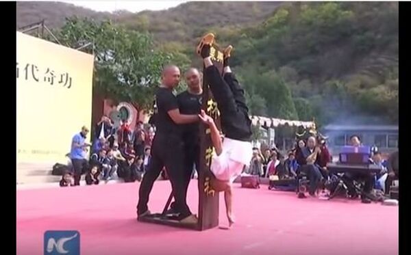 Монах из Шаолиня продемонстрировал уникальный трюк